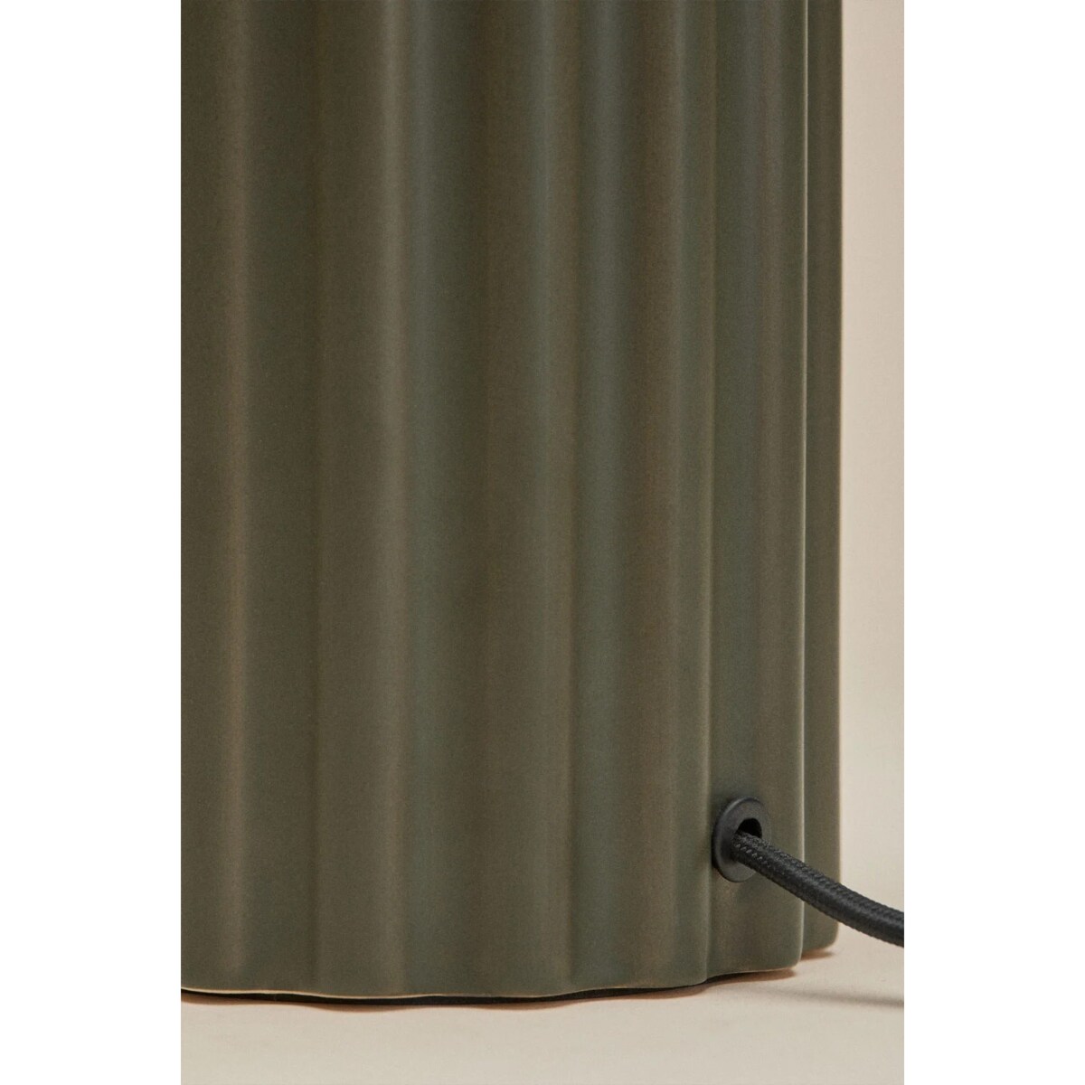 Lampa stołowa z ceramiki i tkaniny Marvila 60 cm wojskowa zieleń