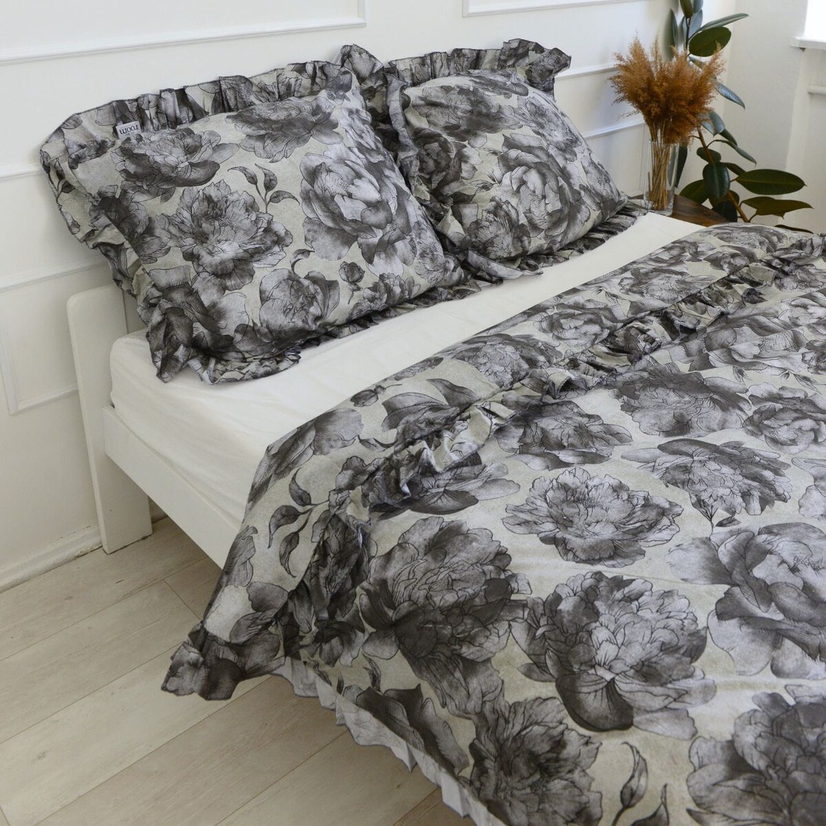 Pościel Bawełniana Z Falbanką Komplet Zestaw Do Sypialni 220X200 Cm Szare Kwiaty + 2 Poduszki 70X80 Cm