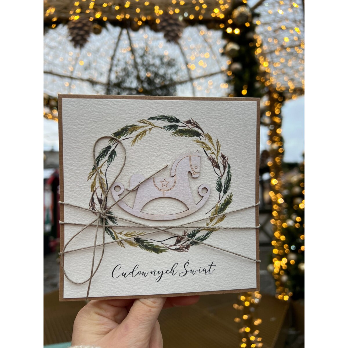 Kartka świąteczna na Boże Narodzenie ręcznie robiona z wiankiem i konikiem - gotowe najpiękniejsze życzenia świąteczne