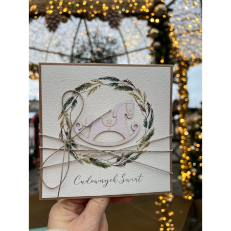 Kartka świąteczna na Boże Narodzenie ręcznie robiona z wiankiem i konikiem - gotowe najpiękniejsze życzenia świąteczne