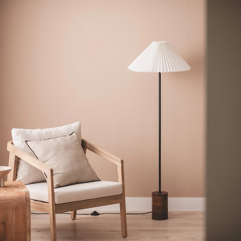 Lampa podłogowa z drewna z plisowanym kloszem Leonessa, 140 cm