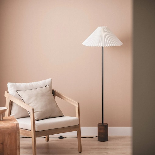 Lampa podłogowa z drewna z plisowanym kloszem Leonessa, 140 cm