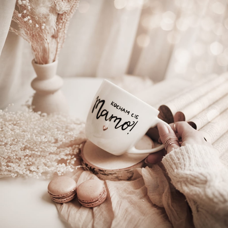 Biały kubek porcelanowy 300 ml - napis kocham cię mamo ze złotym sercem na dzień matki dla mamy