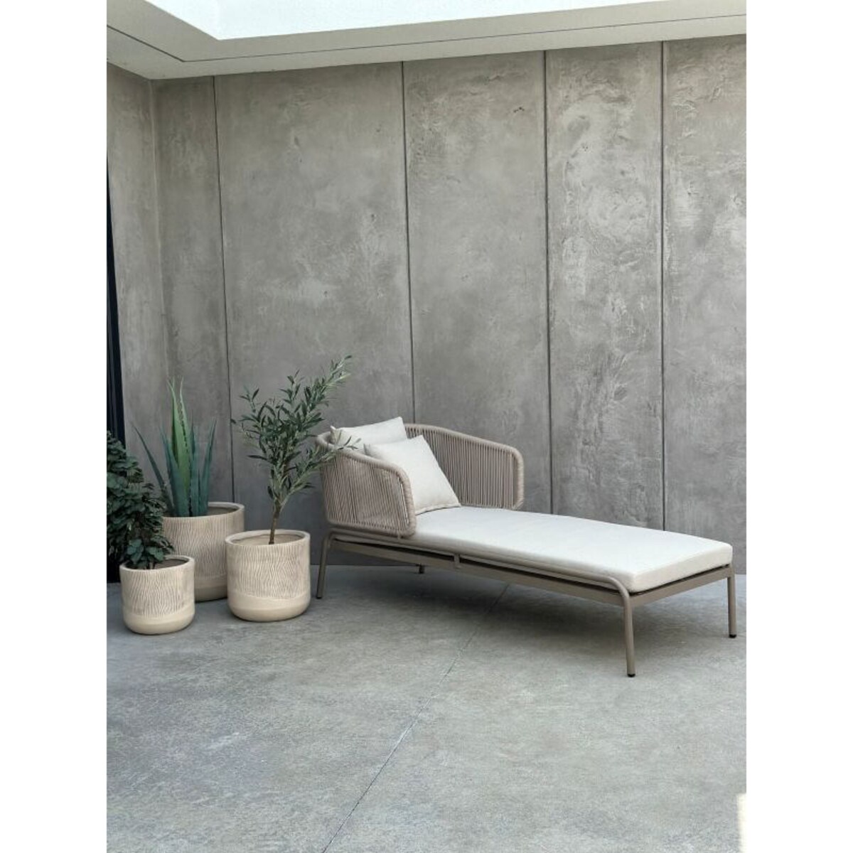 ALUMINIOWY LEŻAK NAZARIO W KOLORZE SZAMPAŃSKIM