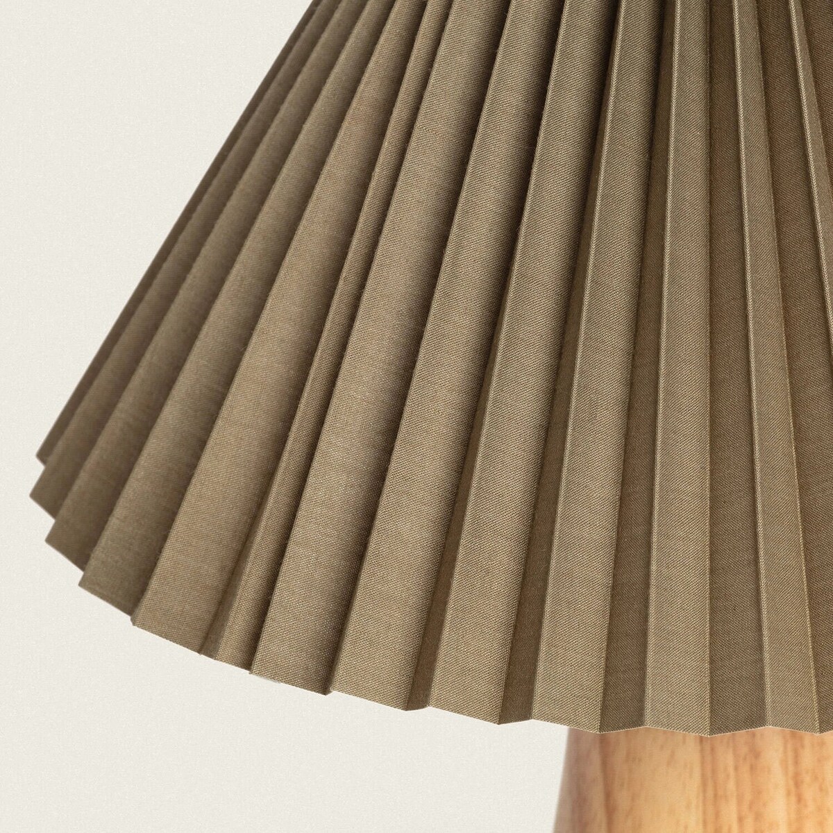 Lampa stołowa z drewniana khaki Plisse 33,5 cm