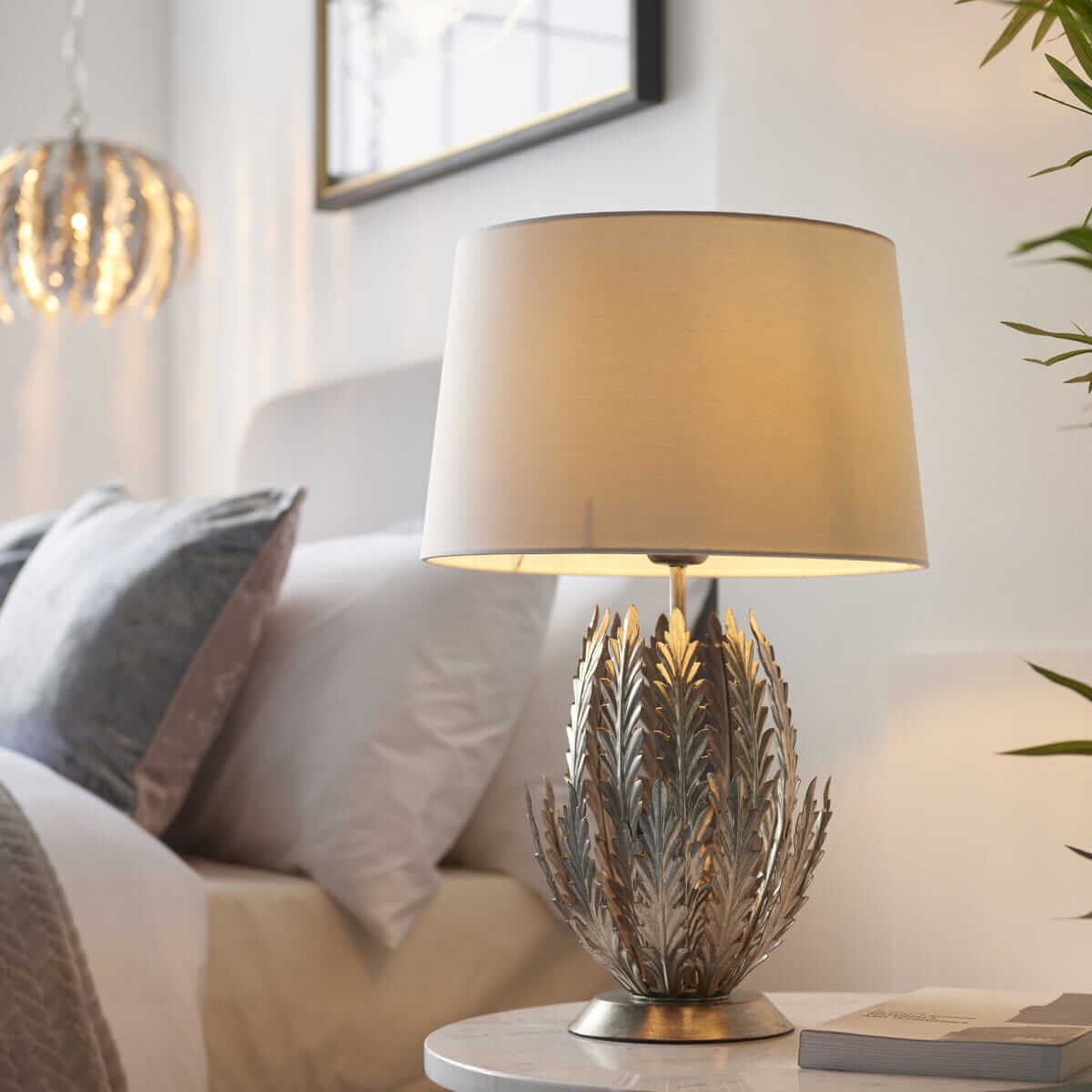 Stojąca lampa stołowa Delphine 98046 do sypialni Endon liść srebrna biała