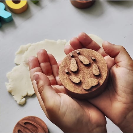 Drewniane stemple tropy leśnych zwierząt