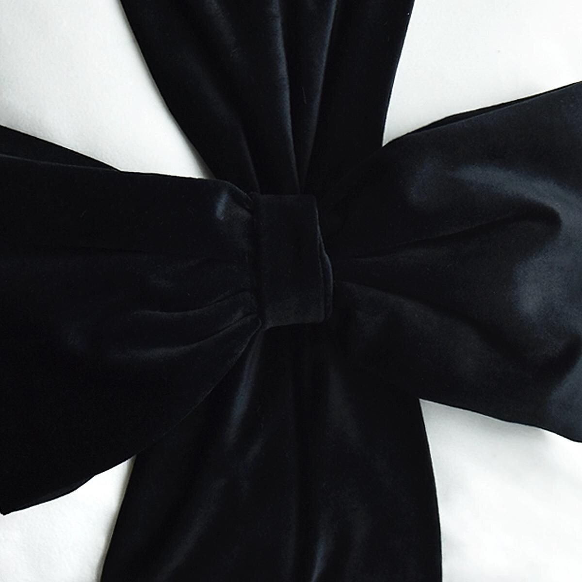 Poduszka VELVET VE2219 | Czarna kokarda 40 x 40 cm