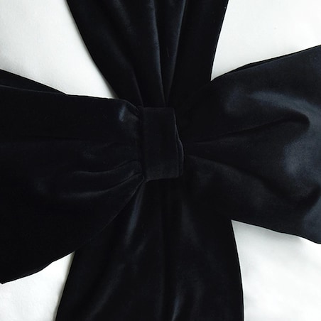 Poduszka VELVET VE2219 | Czarna kokarda 40 x 40 cm