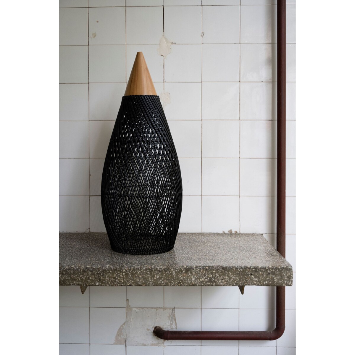 Rattanowa lampa z drewnem teakowym CONE w rozmiarze S - czarna