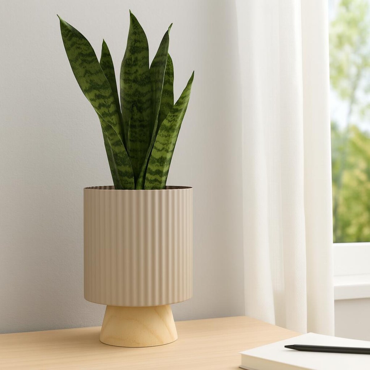 Metalowa doniczka z drewnianą podstawką STÖDA, 18 x 23 cm