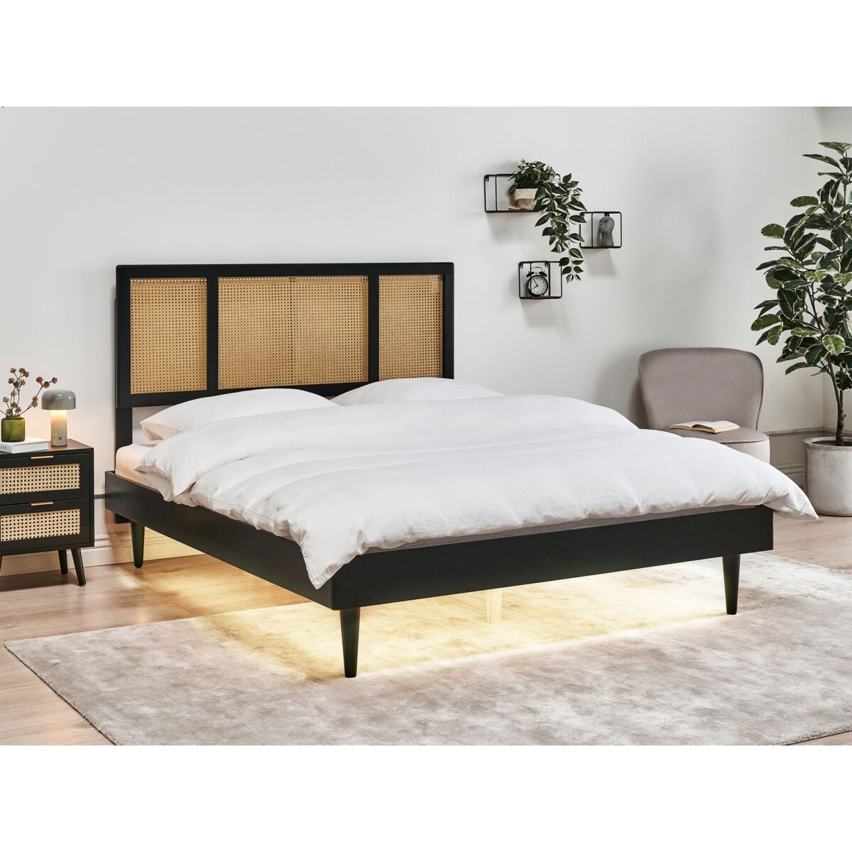 Łóżko drewniane z LED 160 x 200 cm czarne AURAY