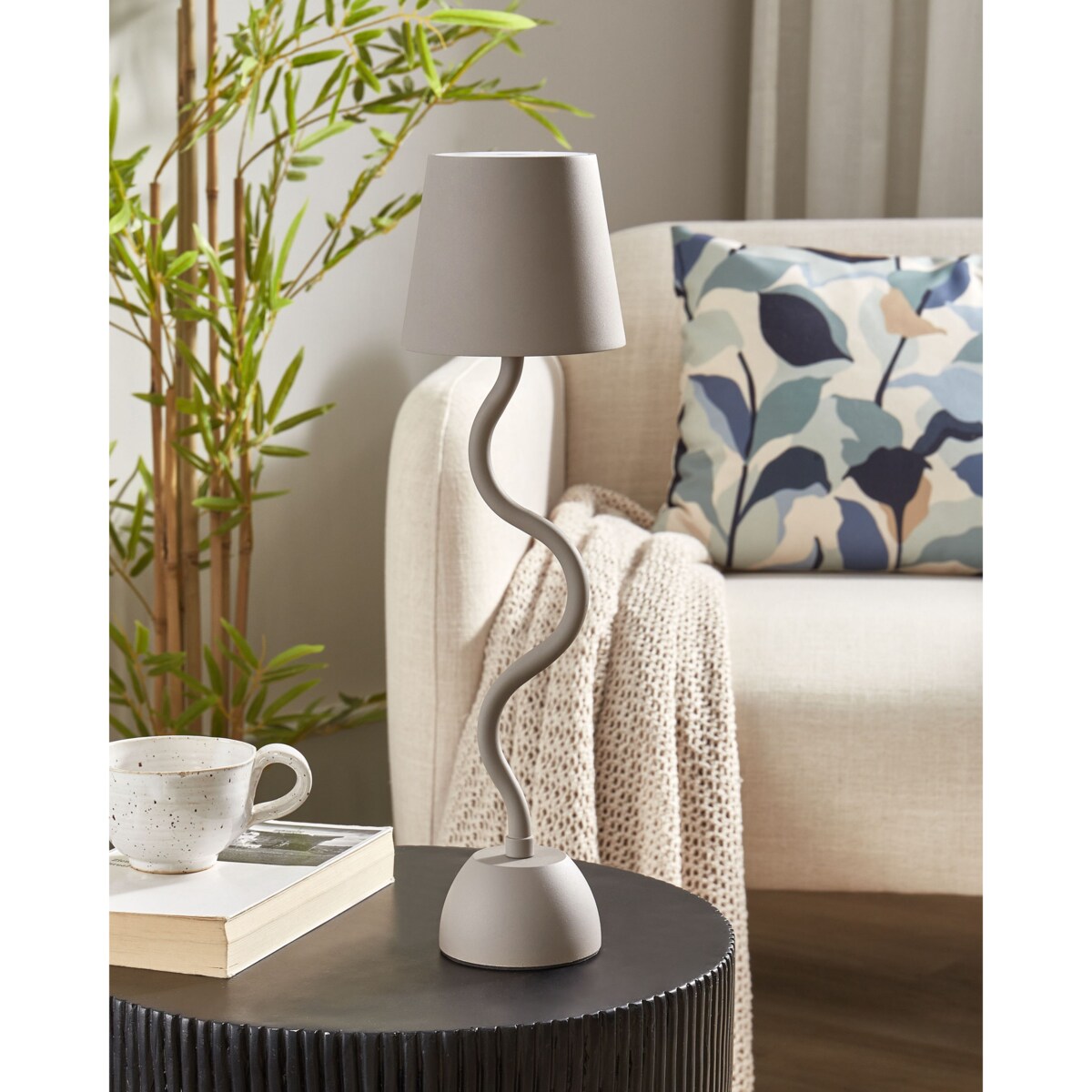 Bezprzewodowa lampa stołowa metalowa beżowa VOUGA