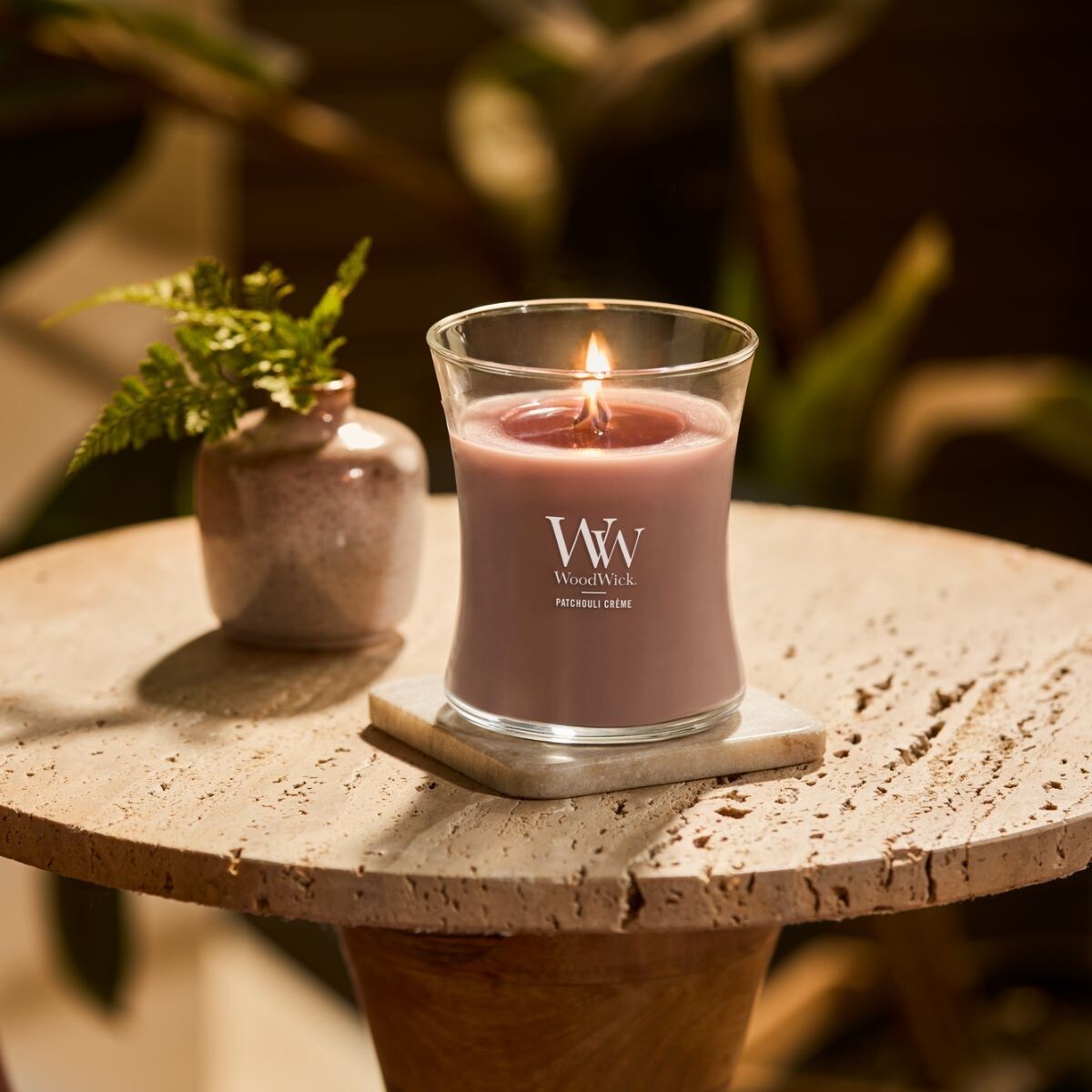 WoodWick świeca średnia PATCHOULI CREME