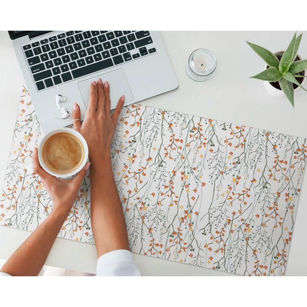 Biała mata na biurko Jesienne kwiaty gałązki, 90x45 cm