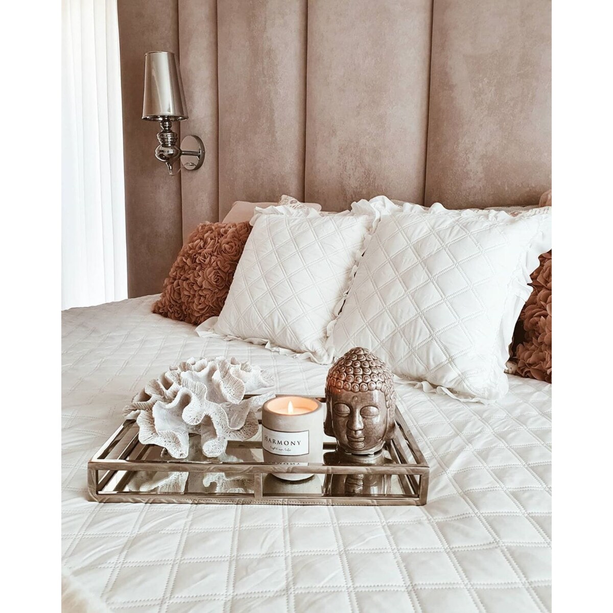 Biała Narzuta Pled Pikowana z Falbanką 200 x 220 Elegancka Kapa na Łóżko Sofę