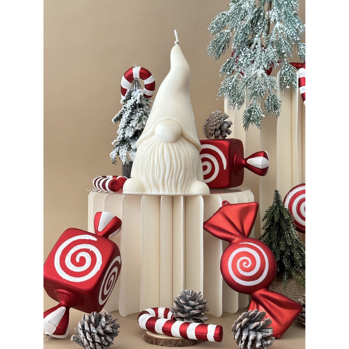 Świąteczny skrzat XXL z wosku sojowego – bezzapachowa świeca dekoracyjna