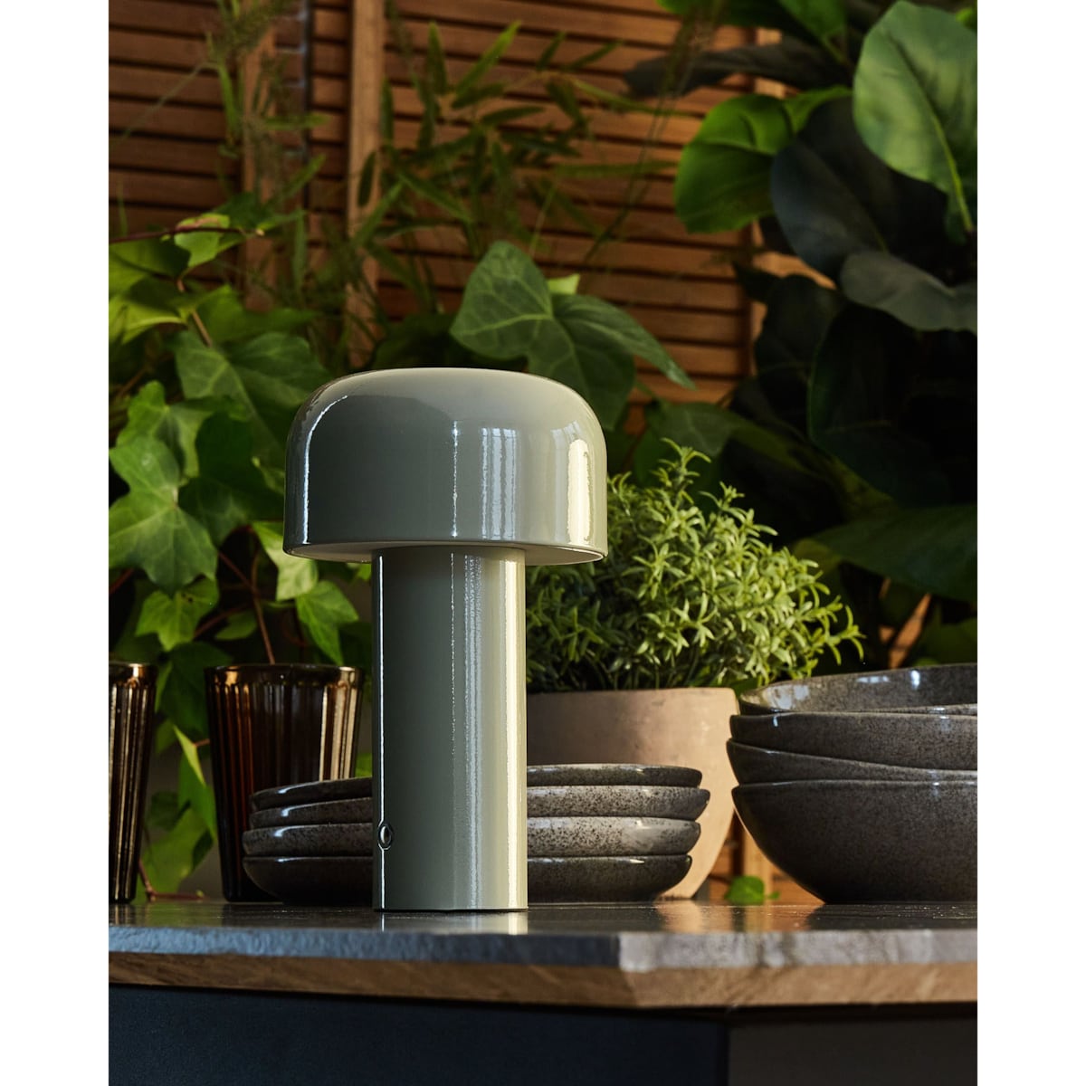 Bezprzewodowa lampa stołowa metalowa szara BESOS