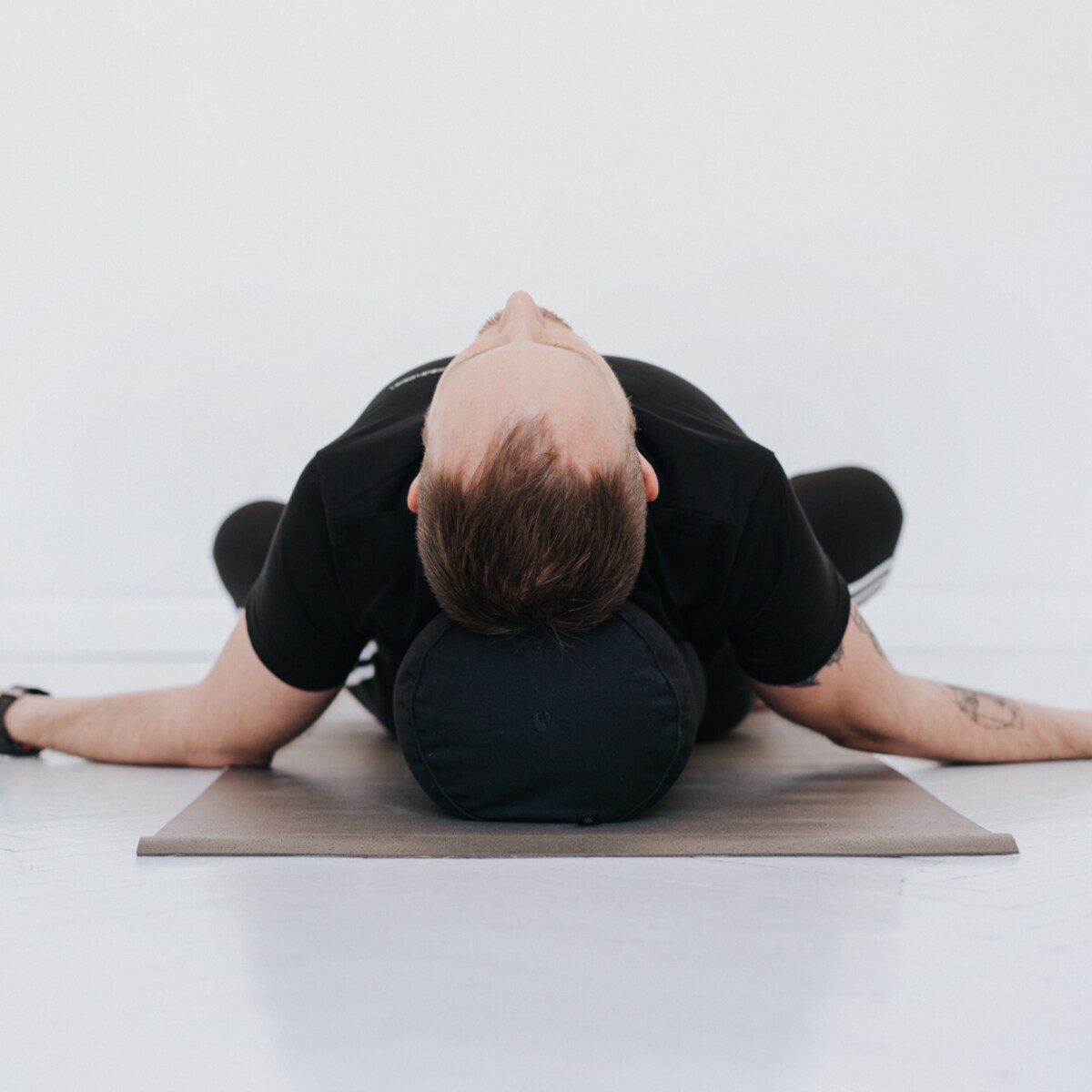 Duży wałek z łuską gryki 20x60 (czarny)