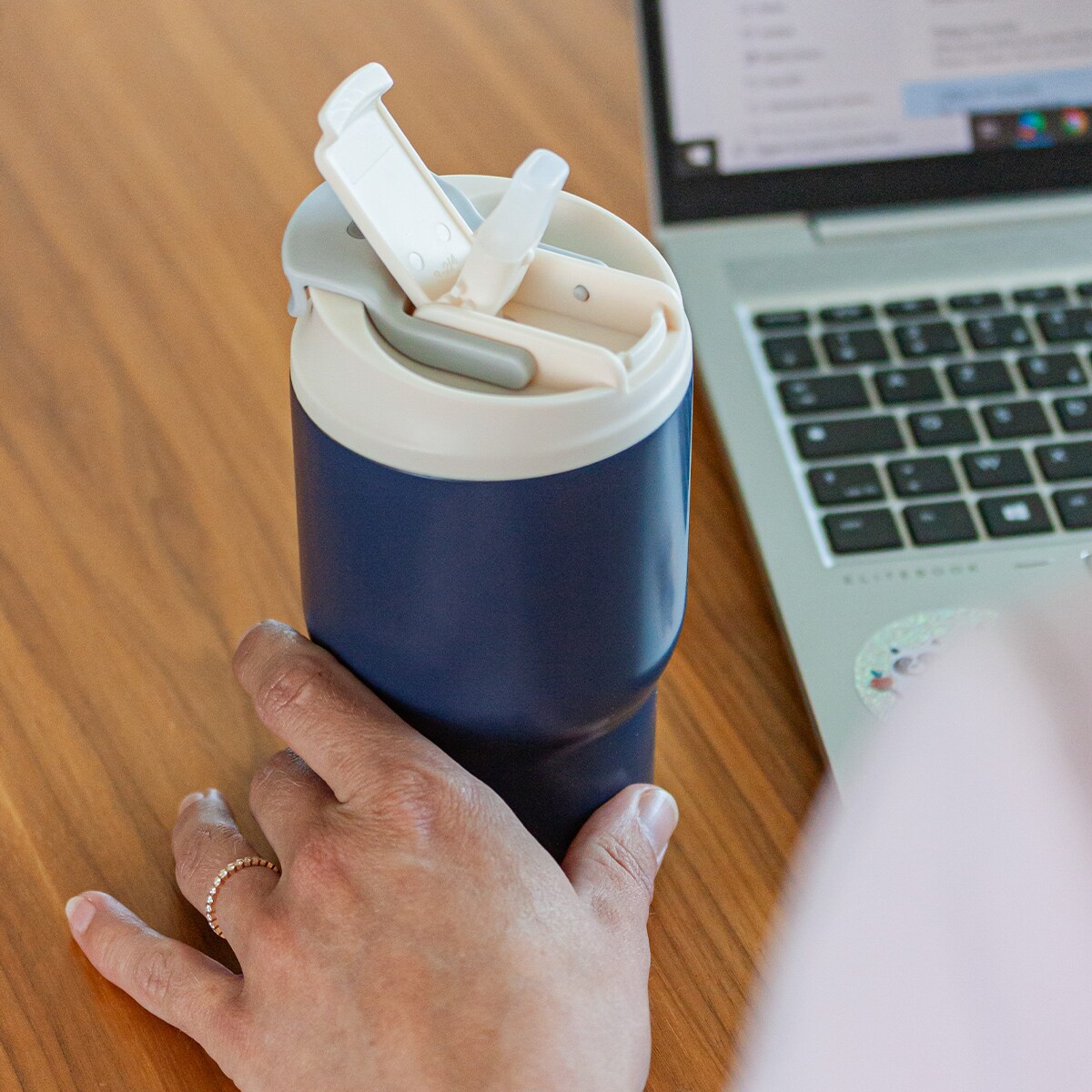 Monbento Travel Mug kubek termiczny 0,6 l Blue Infinity