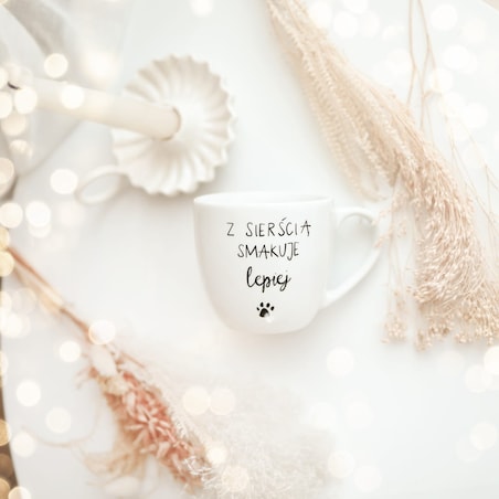 Biały Kubek Porcelanowy 300 ml - Napis Z Sierścią Smakuje Lepiej dla Miłośniczki Zwierząt na Urodziny