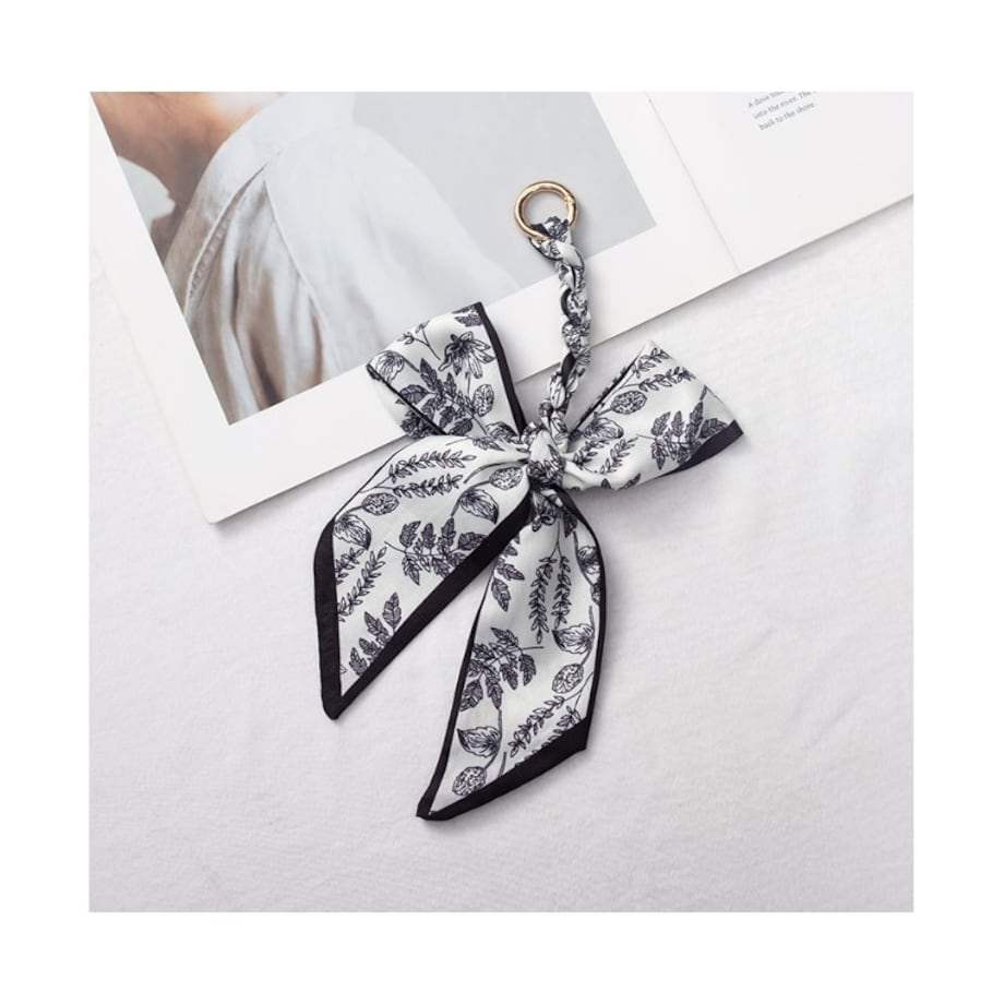 Brelok do kluczy elegancki wzór kwiatowy kokarda BRL372