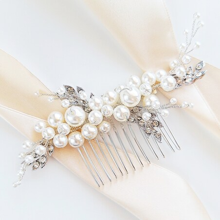 Delikatny grzebyk ślubny z perełkami i listkami