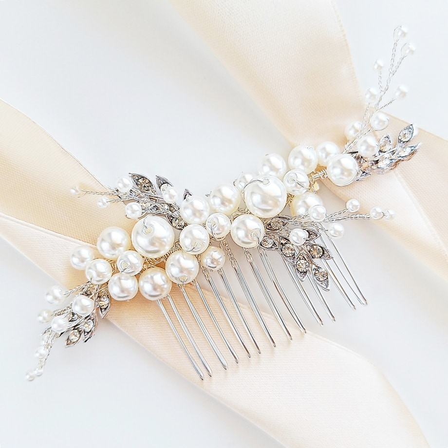 Delikatny grzebyk ślubny z perełkami i listkami