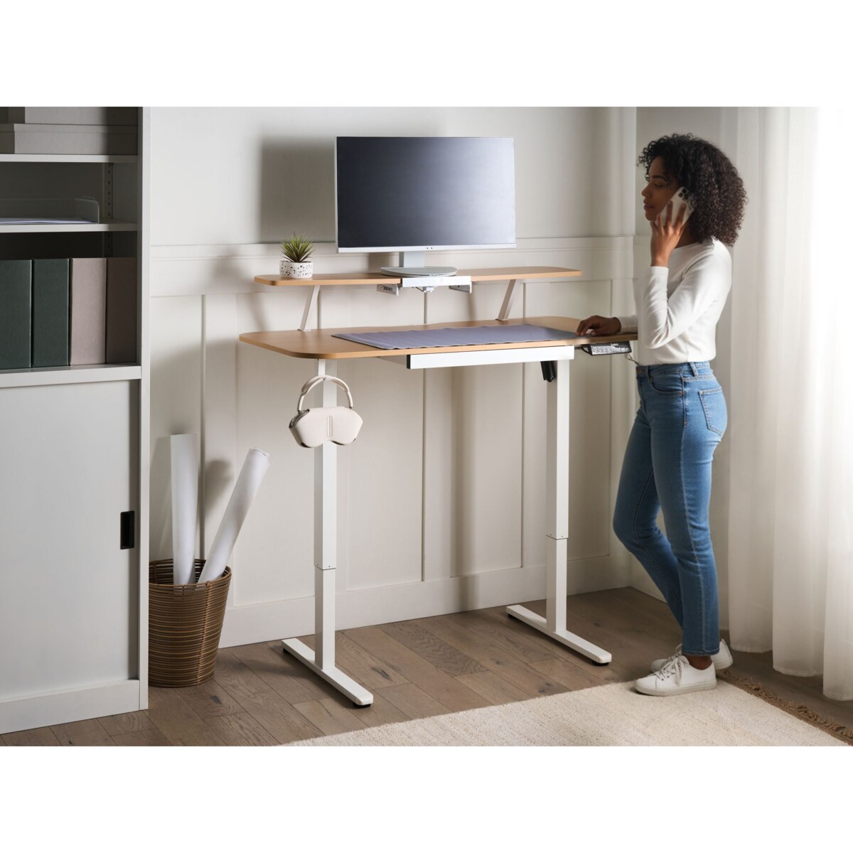 Biurko regulowane elektrycznie WILBANKS Jasny brąz/ biały 120 cm 60 cm Z portem USB