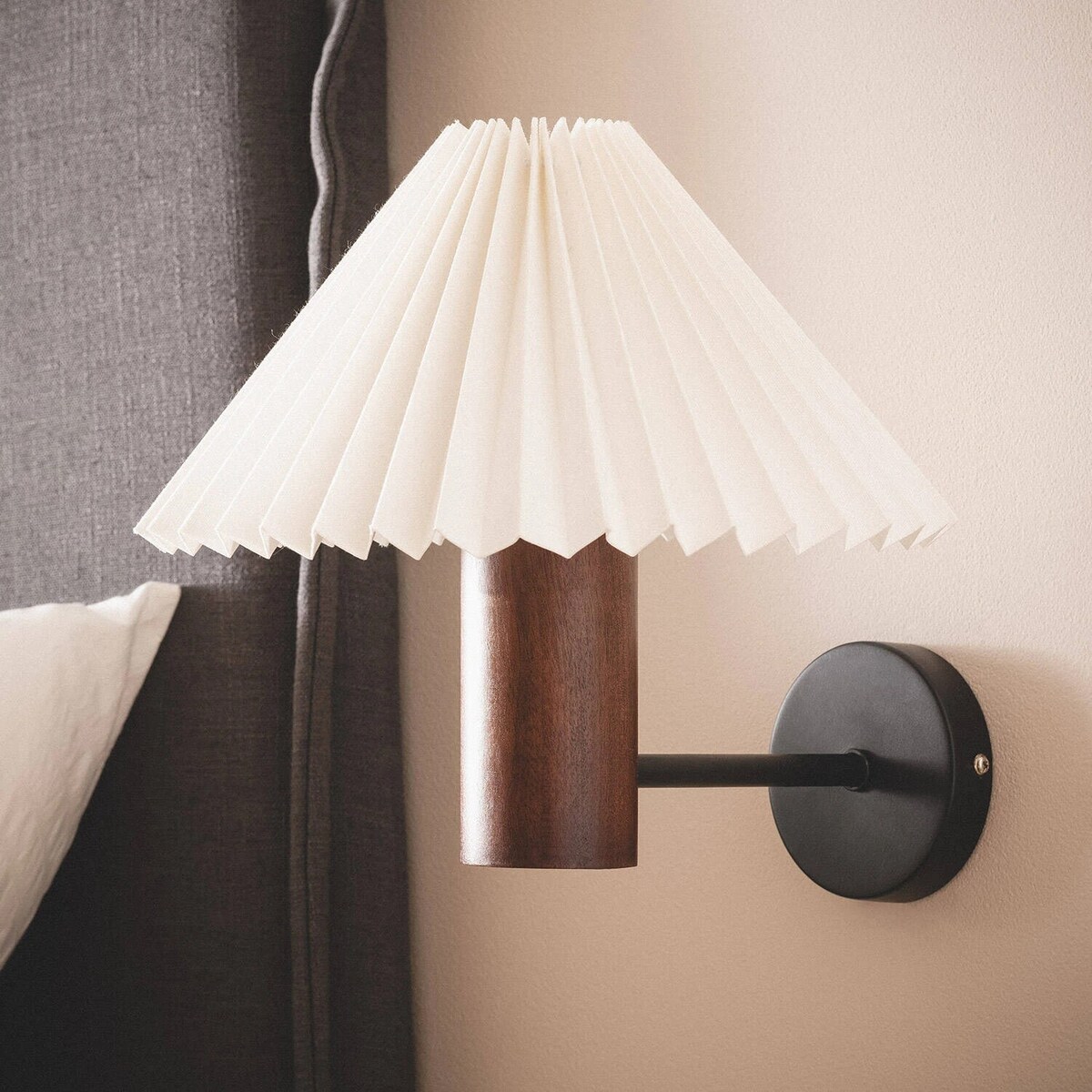Kinkiet, lampa ścienna z plisowanym kloszem, drewno, Leonessa