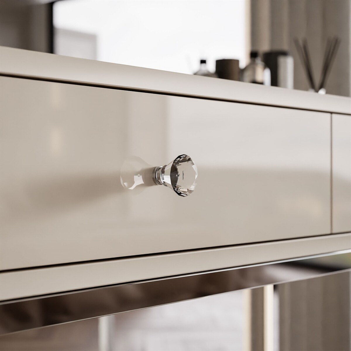 Konsola BLANCO GLAMOUR KASZMIR na chromowanym stelażu, uchwyt biały kryształ