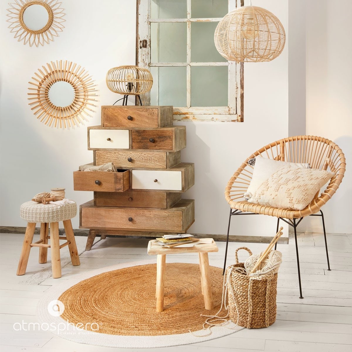 Lustro w ramie okrągłe wiszące z naturalnego rattanu w kształcie słońca