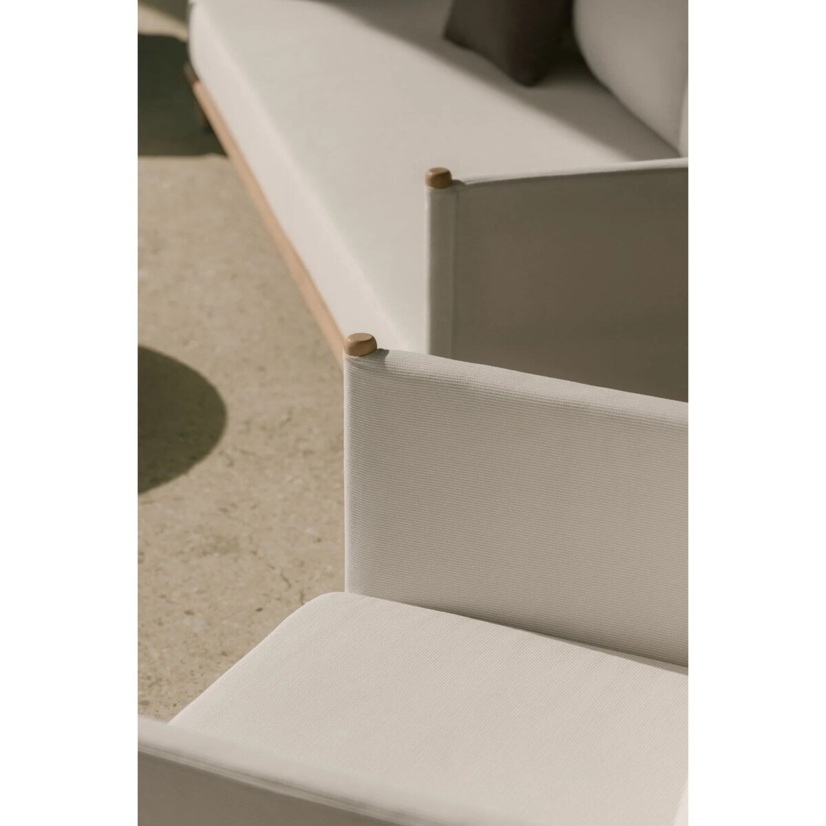 Zestaw ogrodowy: 3-osobowa sofa, 2 fotele i 2 okrągłe stoliki z drewna akacji Olivia