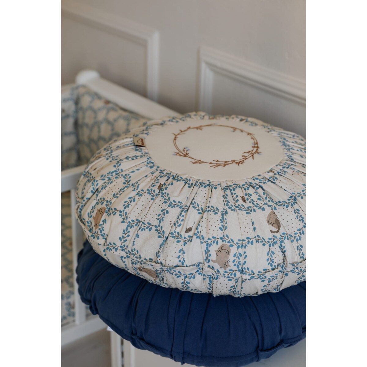 Poduszka dekoracyjna okrągła z haftem Blue Cottage