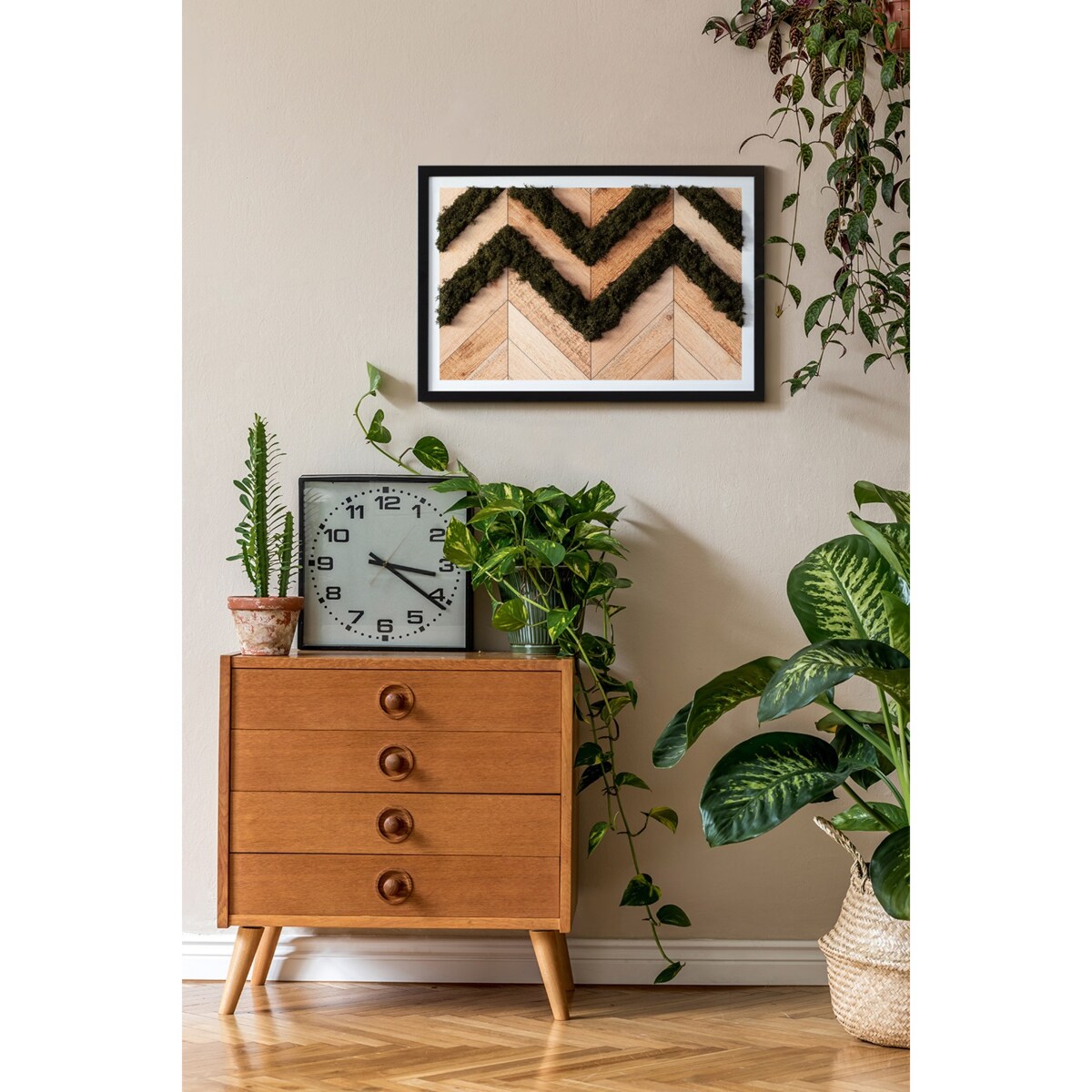 Obraz Deski w jodełkę - mech chrobotek w czarnej ramie 60x40cm