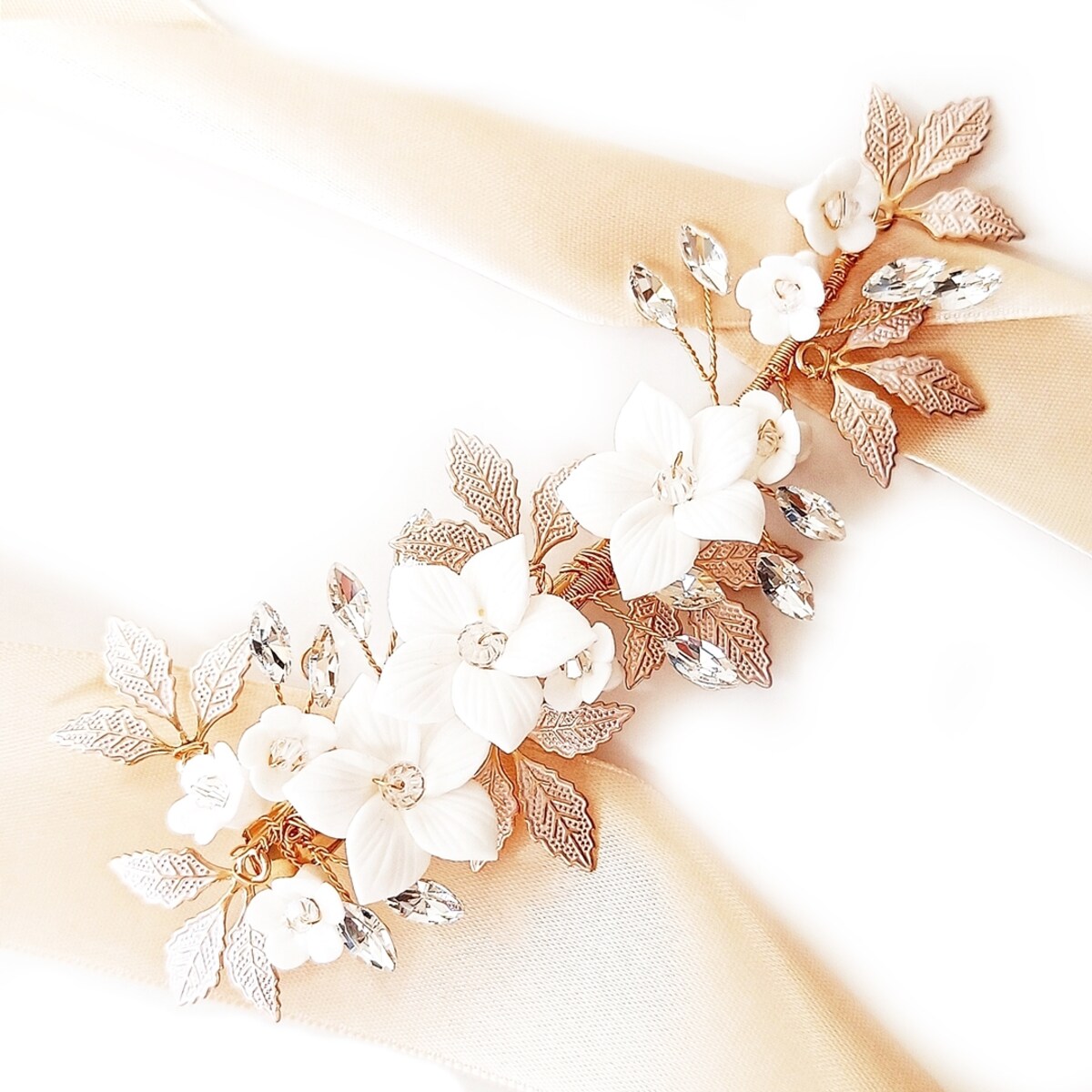 Efektowna złota spinka do włosów z kwiatami i cyrkoniami