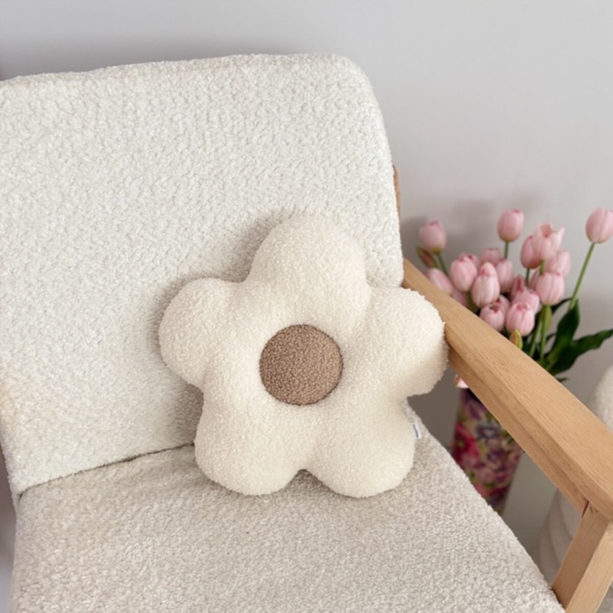 Poduszka boucle mały Kwiatek biały / beż