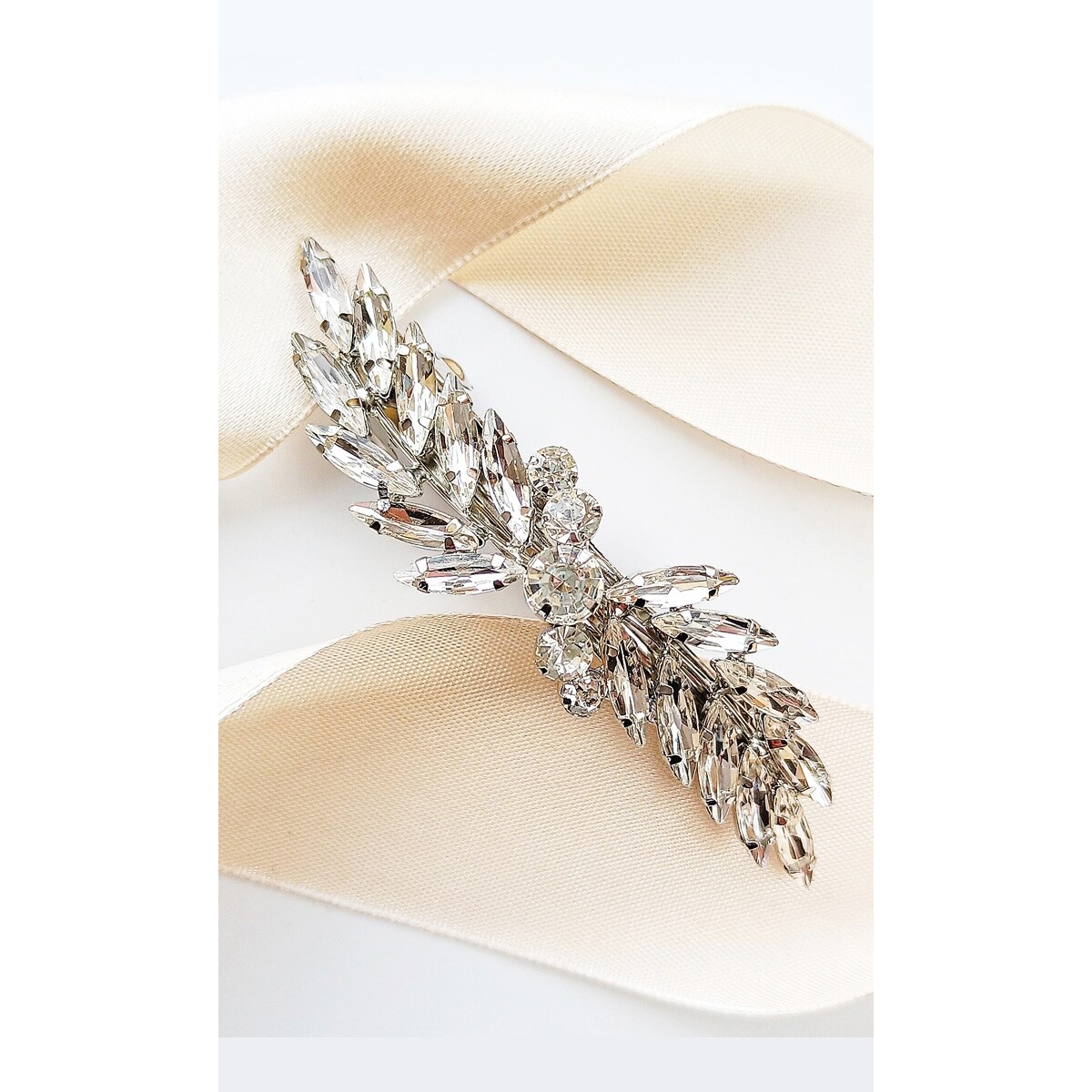 Srebrna smukła spinka z listkami na zatrzask