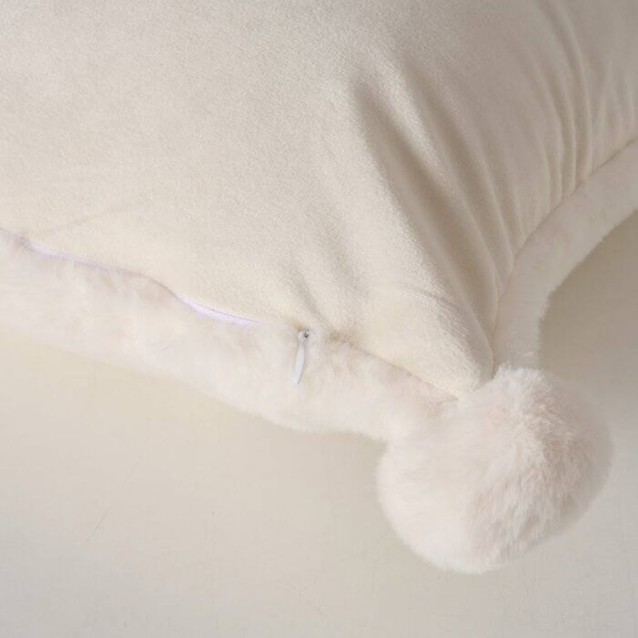 Pluszowa poduszka z wyszywanym napisem i pomponami NAVID, 35 x 55 cm