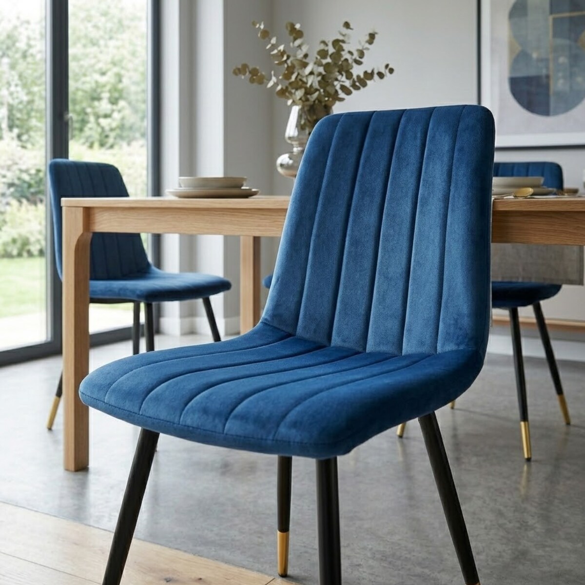Krzesło do jadalni i salonu granatowy welur – nowoczesne krzesło na czarnych nogach