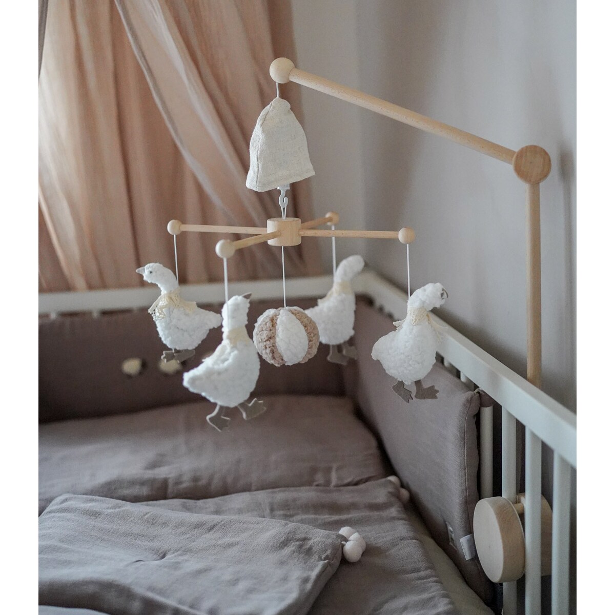 Gąska – karuzela do łóżeczka z obrotową pozytywką