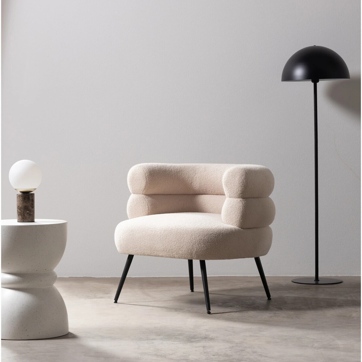 Fotel beżowy na metalowych nóżkach Hensa