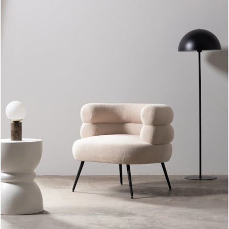 Fotel beżowy na metalowych nóżkach Hensa