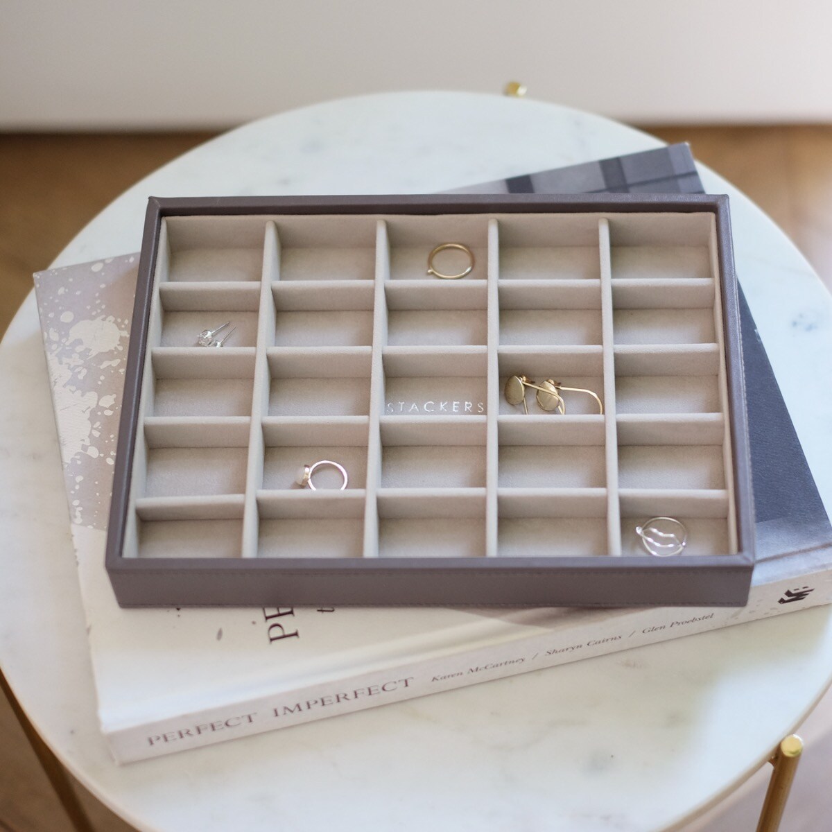 Szkatułka na biżuterię Stackers 25 komorowa classic szaro-beżowa
