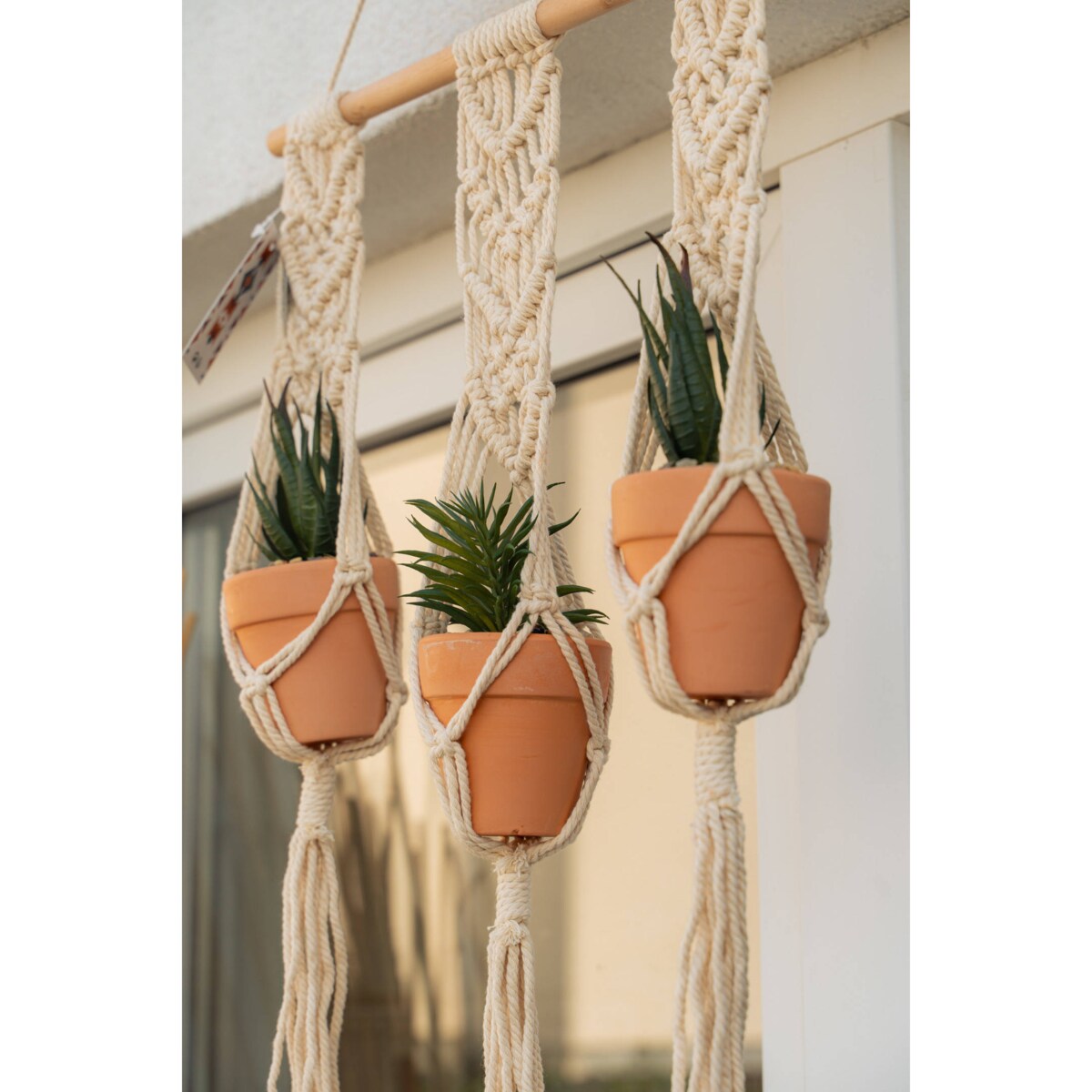 Makrama kwietnik na ścianę, 3 sztuczne rośliny