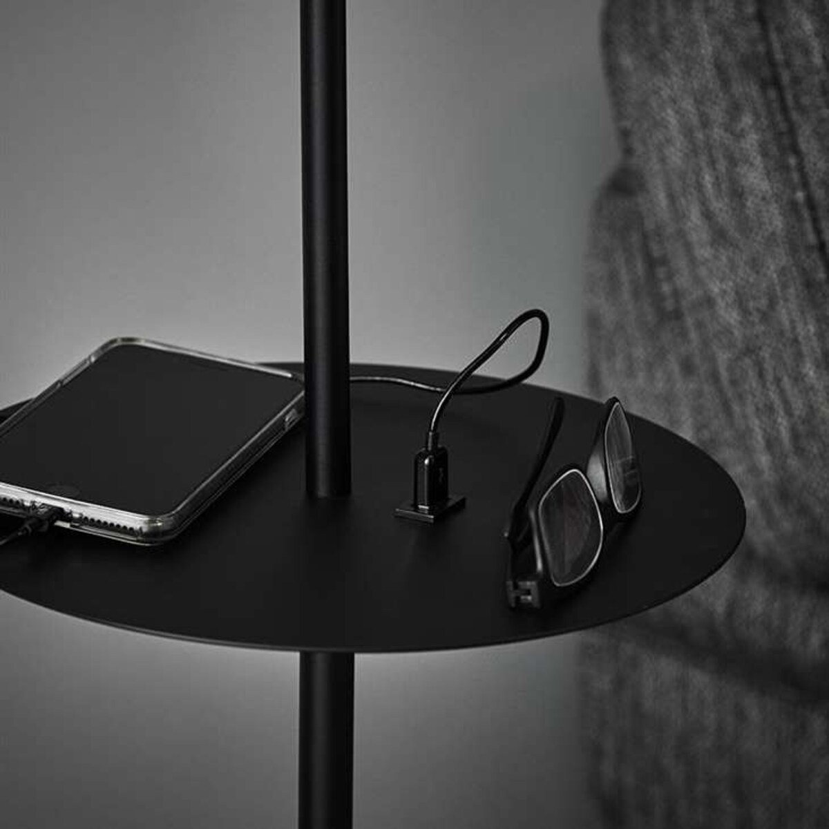 Stojąca LAMPA podłogowa LINEAR 107307 Markslojd metalowa OPRAWA z półką do salonu czarna