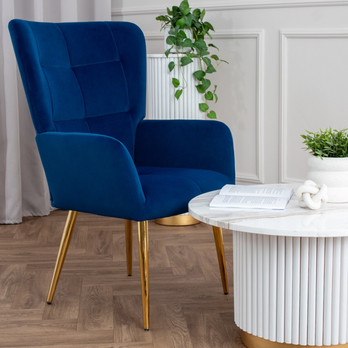 Fotel uszak do salonu wypoczynkowy welurowy tapicerowany granatowy złote nogi