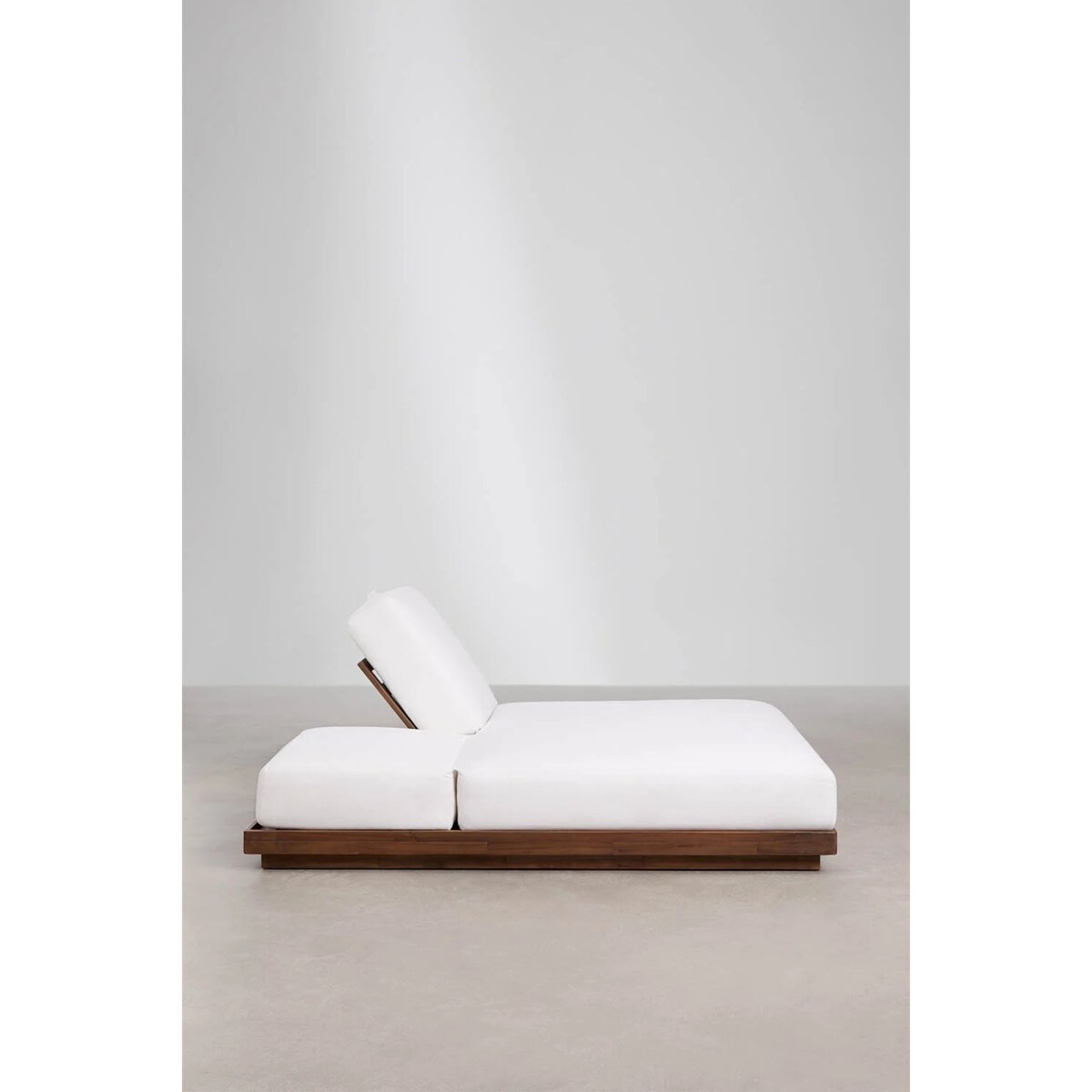 Podwójna leżanka rozkładana z drewna akacjowego Lecia