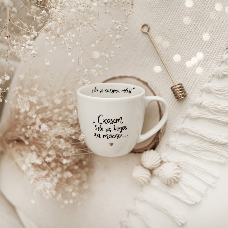 Biały kubek porcelanowy 300 ml - złote serce i cytat o miłości dla drugiej połówki na walentynki