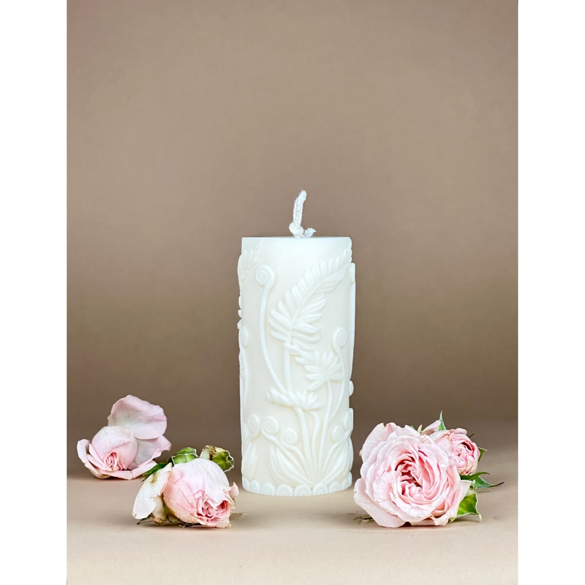 Świeca sojowa Flower Pillar – ręcznie robiona dekoracja z kwiatowym motywem